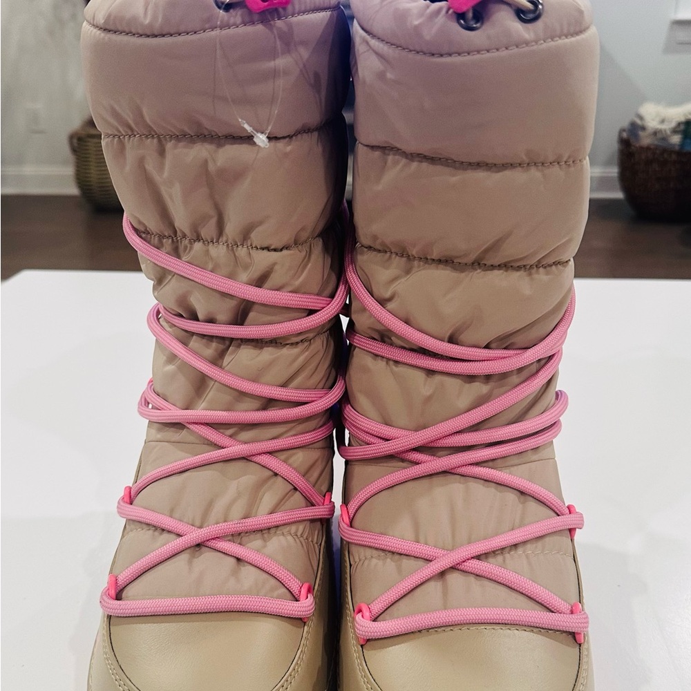 Women’s Winter Snow Boots in Taupe with Pink Laces